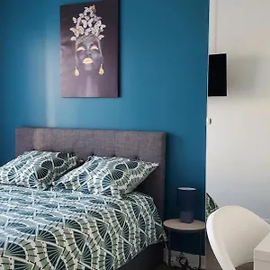 Charming Parisian Comfort: Shared Spaces Near Paris Bed & Breakfast